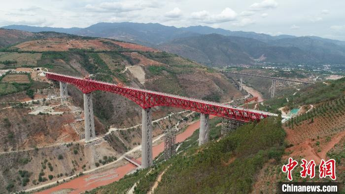 7月1日，中(中国)老(老挝)铁路中国段玉(玉溪)磨(磨憨)铁路元江双线特大桥顺利合龙。图为航拍后的元江双线特大桥。　黄晨东 摄